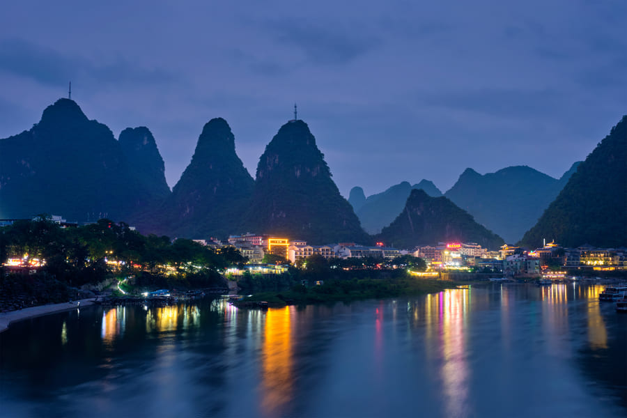 lago y fondo de montana yangshou noche